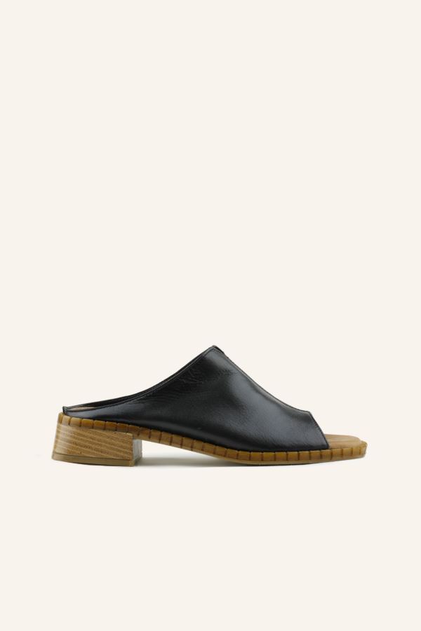 Siyah Topuklu Deri Terlik